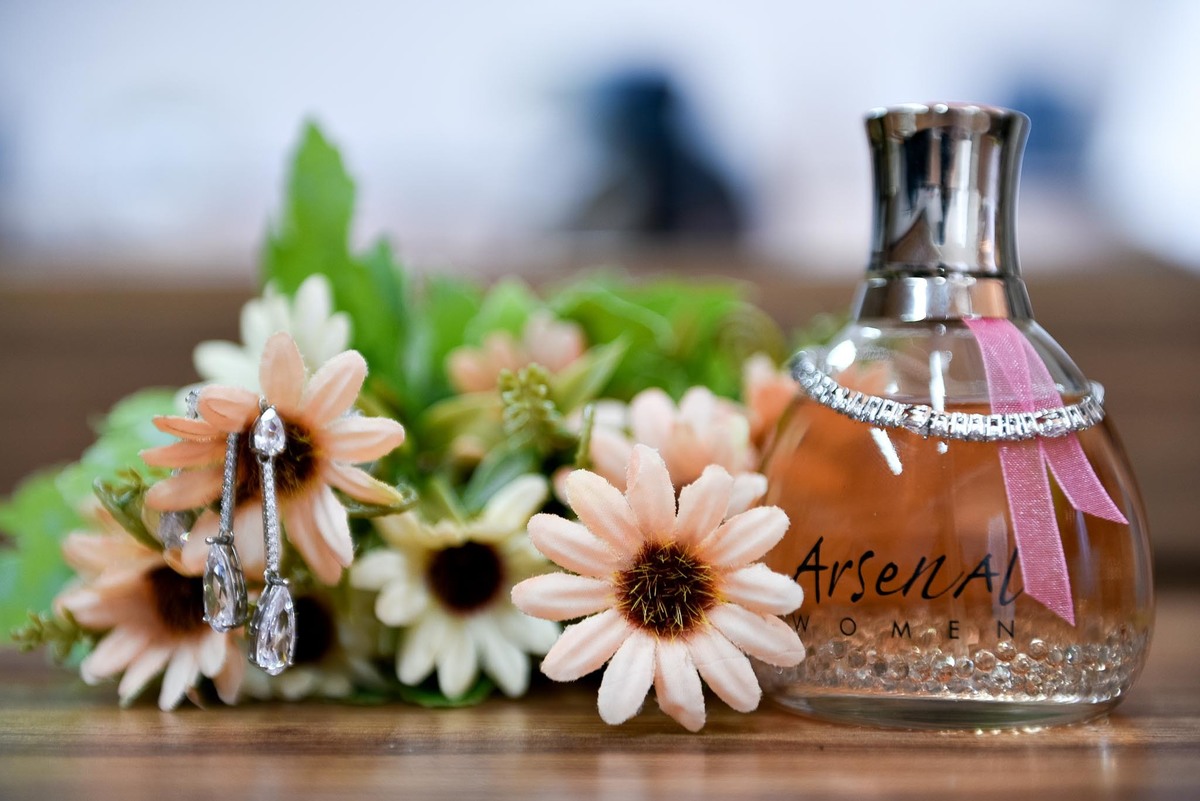 making of Chrystiane  mostrando detalhes dos brincos, pulseira e perfume