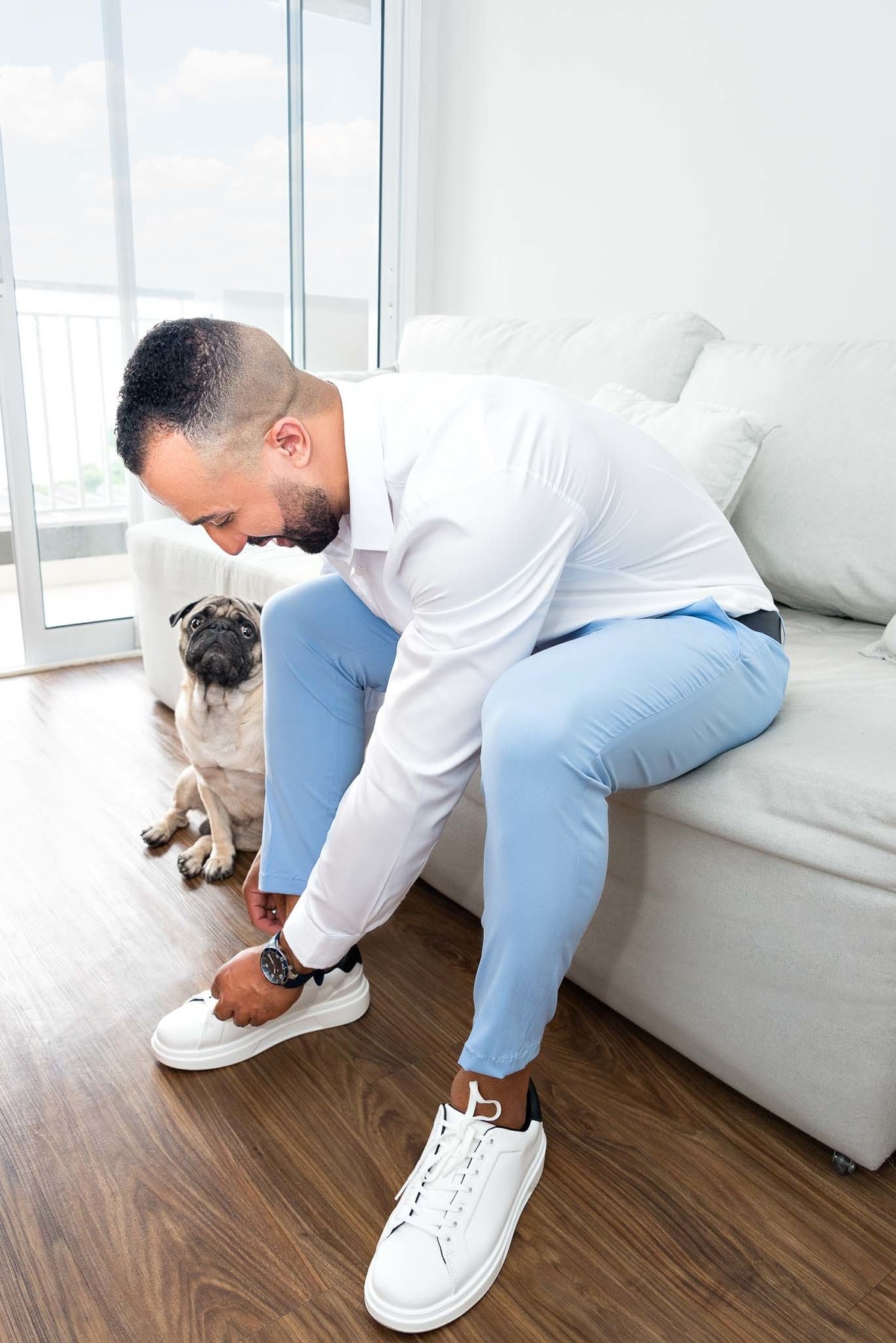Making of do noivo Felipe calçando o sapato e o pet assistindo no mini ensaio no mini ensaio para o casamento no Brás, São Paulo
