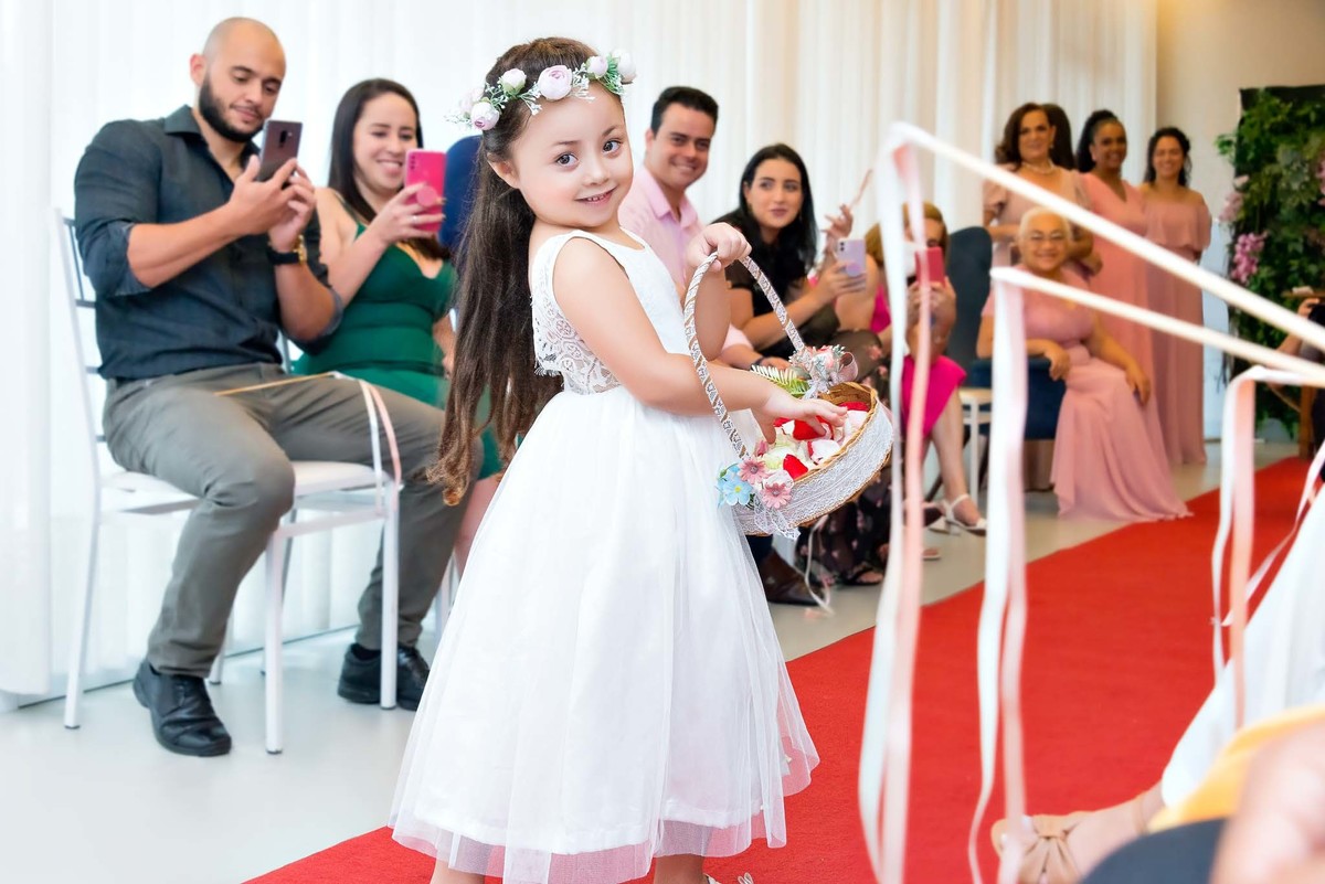 Cerimônia do casamento com a daminha de honra fazendo pose para foto no casamento no Brás, São Paulo