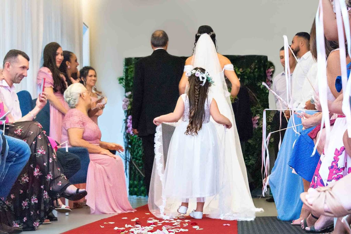 Cerimônia do casamento com a daminha de honra segurando o vestido para foto no casamento no Brás, São Paulo