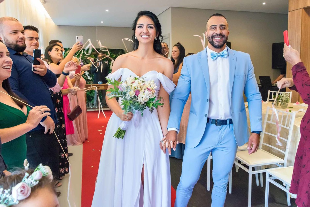 Cerimônia do casamento com a Débora e o Felipe sorrindo e cumprimentando os convidados no casamento no Brás, São Paulo
