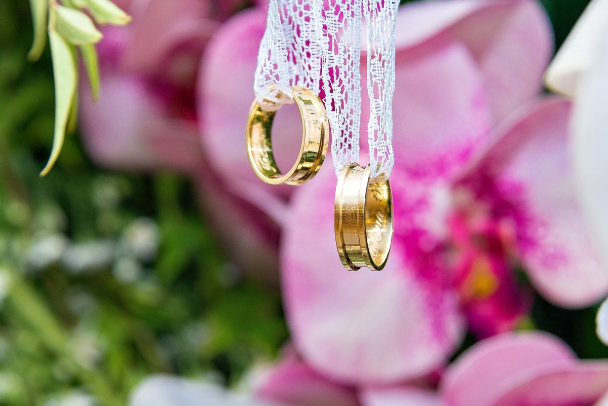 Casamento com a Débora e o Felipe mostrando as alianças no casamento no Brás, São Paulo