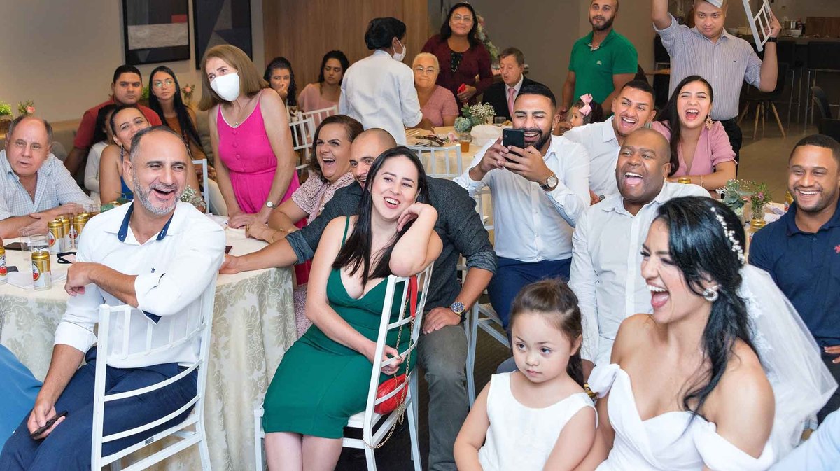 Retrospectiva do casamento com a Débora e os convidados dando gargalhadas casamento no Brás, São Paulo