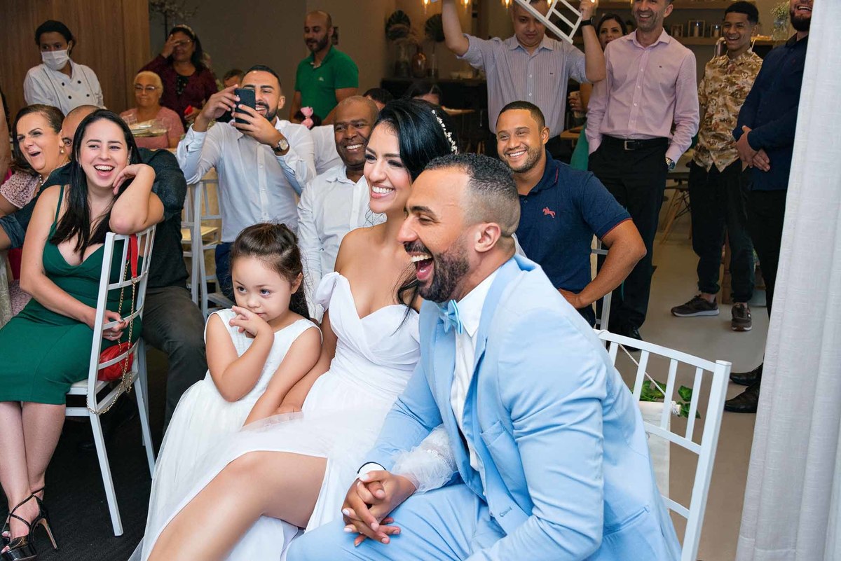 Retrospectiva do casamento com a Débora, Felipe e os convidados dando gargalhadas casamento no Brás, São Paulo