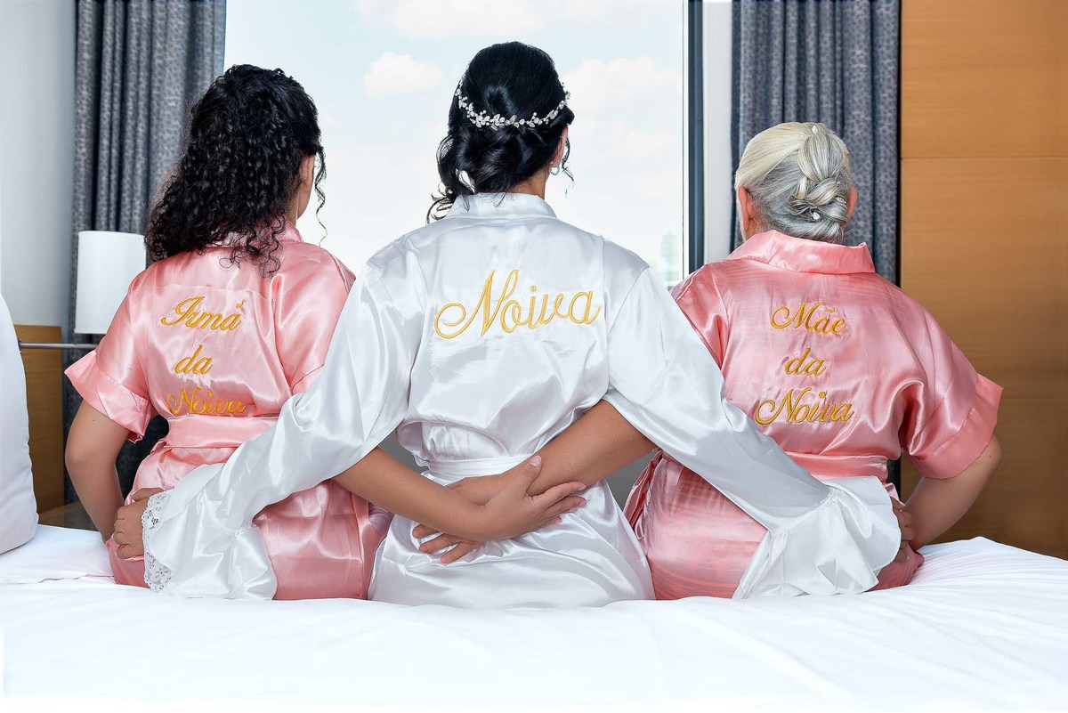 Making of da noiva Débora, com a irmã e a mãe mostrando os roupões para o casamento no Brás, São Paulo