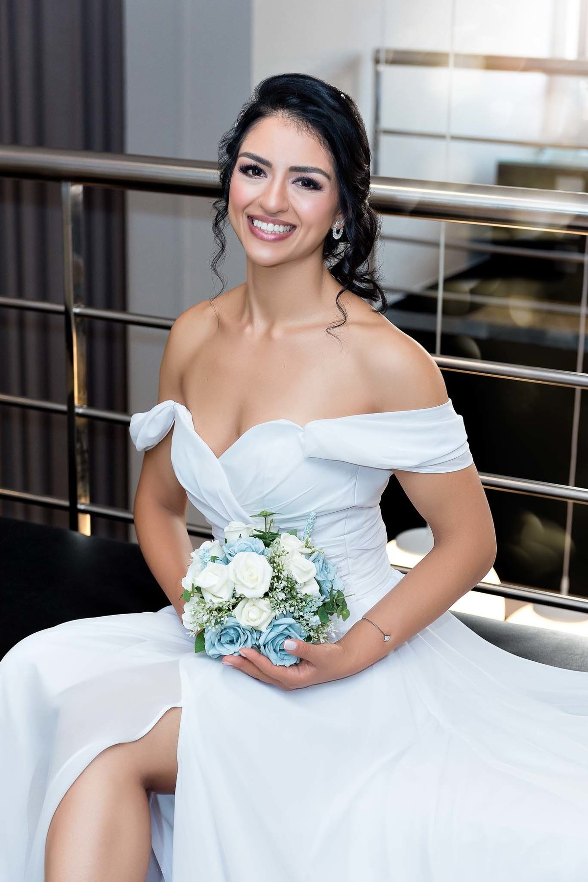 Making of da noiva Débora, toda produzida fazendo mini ensaio mostrando o buquê para o casamento no Brás, São Paulo