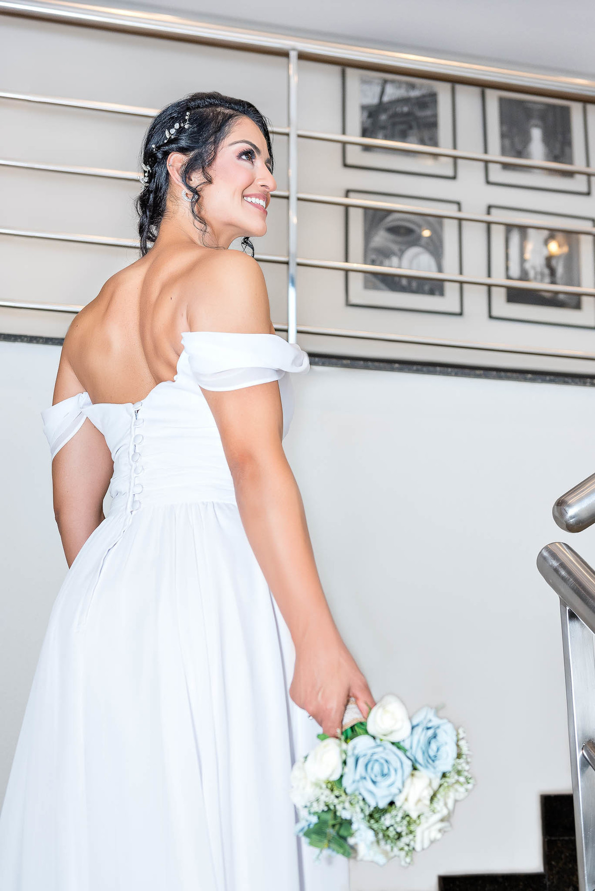 Making of da noiva Débora, toda produzida na escadda mostrando o vestido e as costas em close no mini ensaio para o casamento no Brás, São Paulo