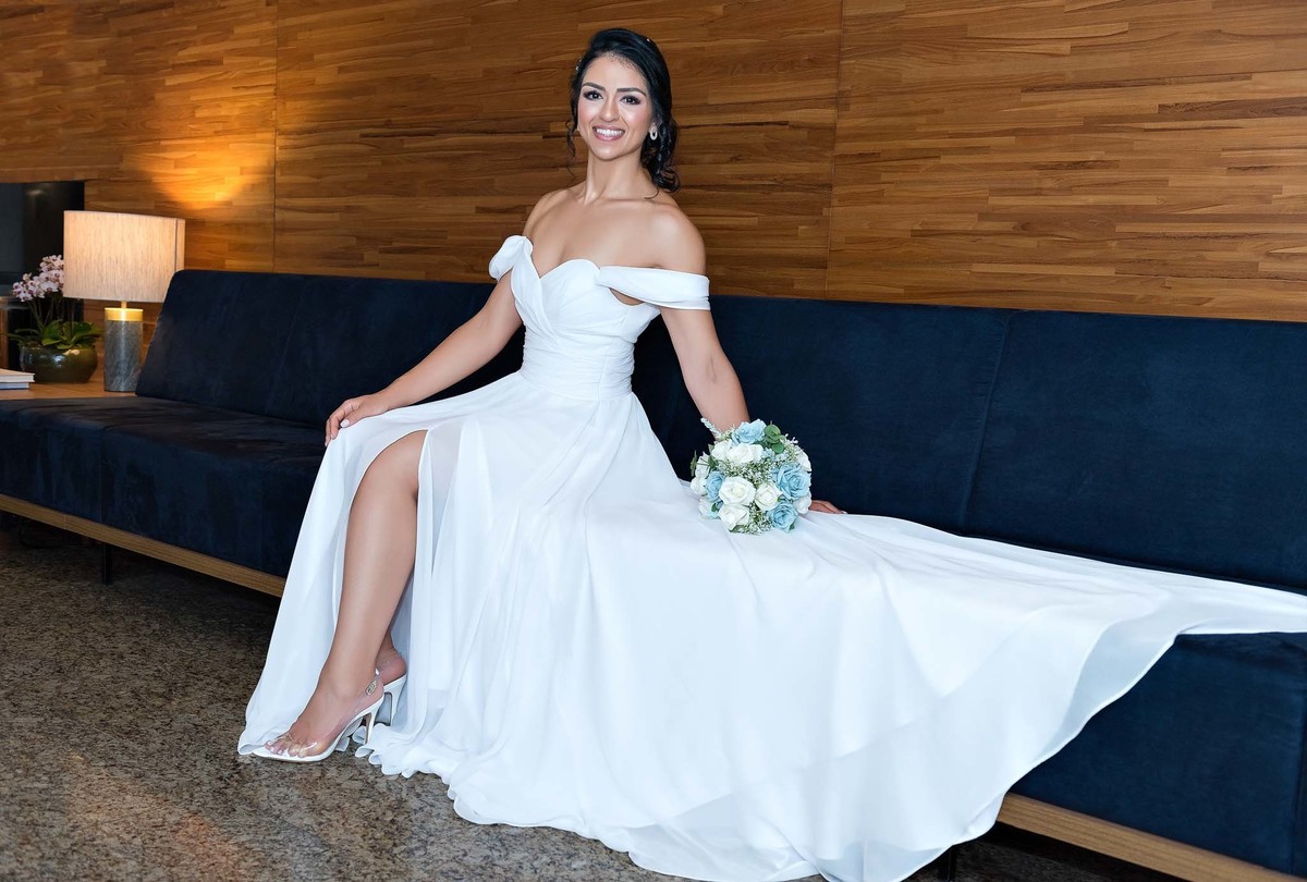 Making of da noiva Débora, toda produzida no sofá fazendo mini ensaio para o casamento no Brás, São Paulo