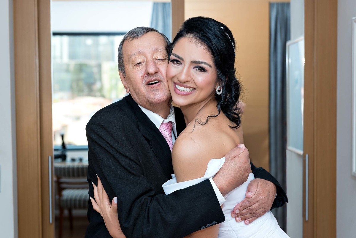 Making of da noiva Débora, com abraçando o pai para o casamento no Brás, São Paulo