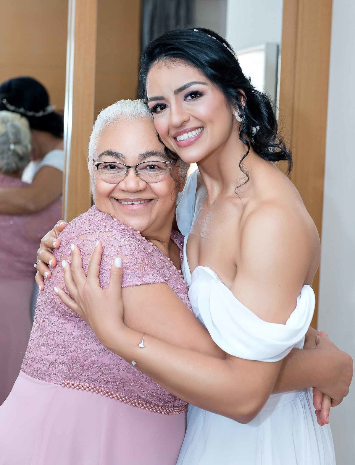 Making of da noiva Débora, toda produzida abraçando a mãe no mini ensaio para o casamento no Brás, São Paulo