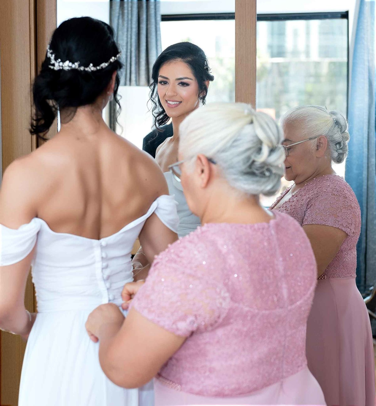 Making of da noiva Débora, toda produzida com a mãe fechando o vestido no mini ensaio para o casamento no Brás, São Paulo