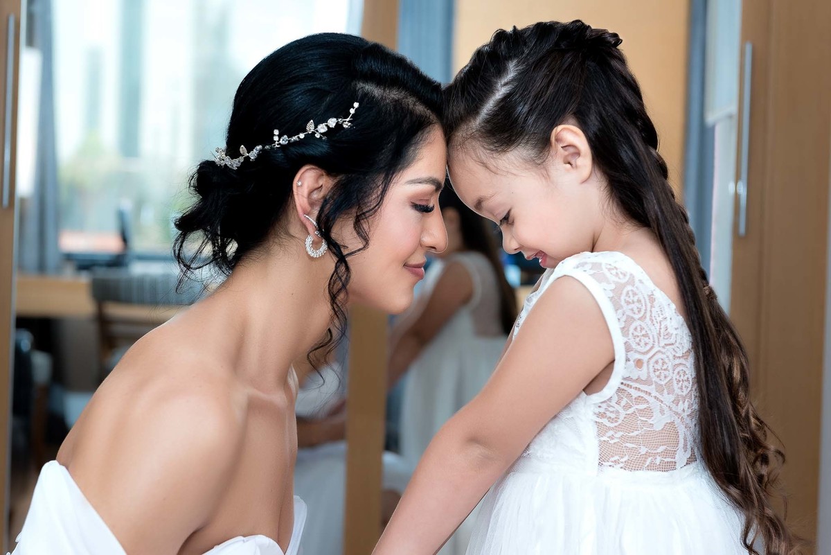 Making of da noiva Débora, toda produzida de testa colada com a daminha de honra no mini ensaio para o casamento no Brás, São Paulo