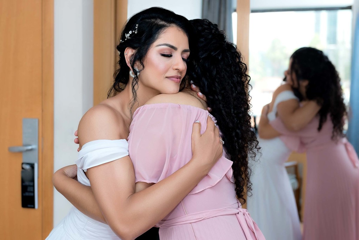 Making of da noiva Débora, toda produzida abraçando a irmã no mini ensaio para o casamento no Brás, São Paulo