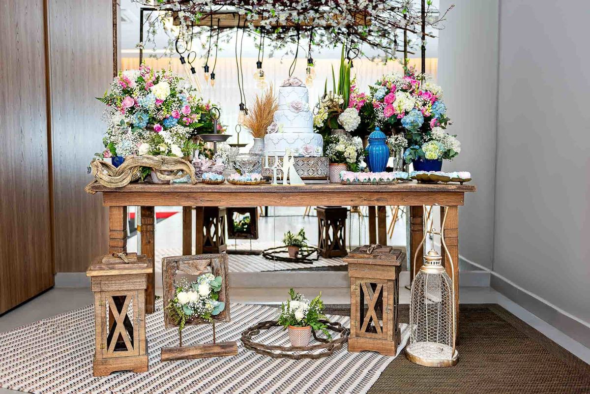 Casamento com a Débora e o Felipe mostrando a mesa decorada do bolo no casamento no Brás, São Paulo