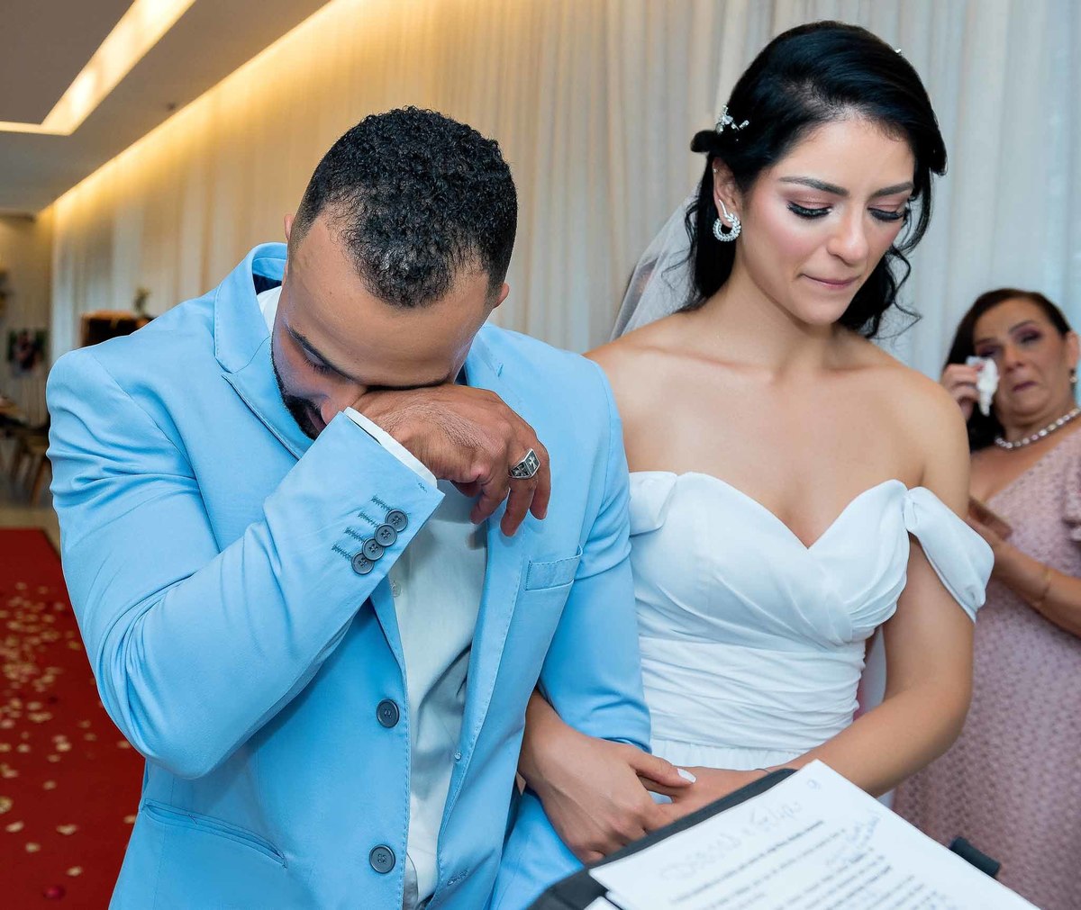 Cerimônia do casamento com a Débora e o Felipe emocionado e chorando no casamento no Brás, São Paulo