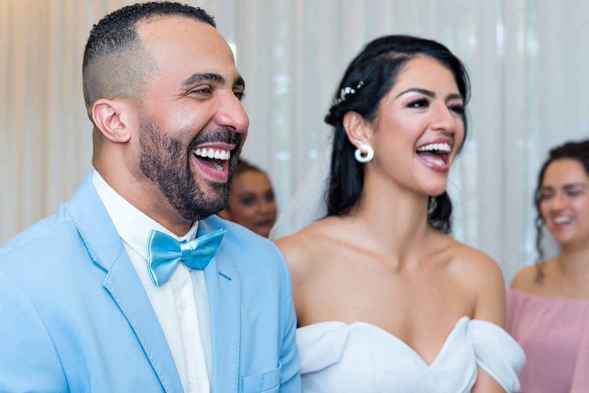 Cerimônia do casamento com a Débora e o Felipe sorrindo muito no casamento no Brás, São Paulo