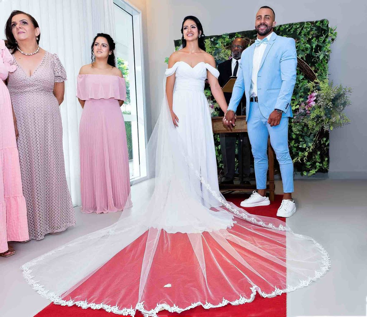 Cerimônia do casamento com a Débora e o Felipe de frente mostrando todo o vestido  casamento no Brás, São Paulo