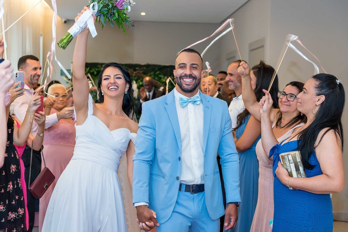 Cerimônia do casamento com a Débora e o Felipe saindo da cerimônia super felizes com a Débora levantando o buquê casamento no Brás, São Paulo