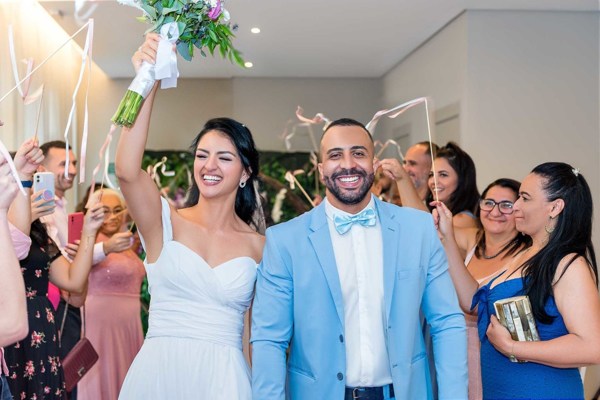 Cerimônia do casamento com a Débora e o Felipe saindo da cerimônia super felizes com a Débora levantando o buquê em close casamento no Brás, São Paulo