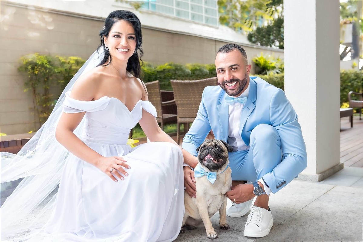 Cerimônia do casamento com a Débora e o Felipe sorrindo muito com o pet no meio dos dois no casamento no Brás, São Paulo