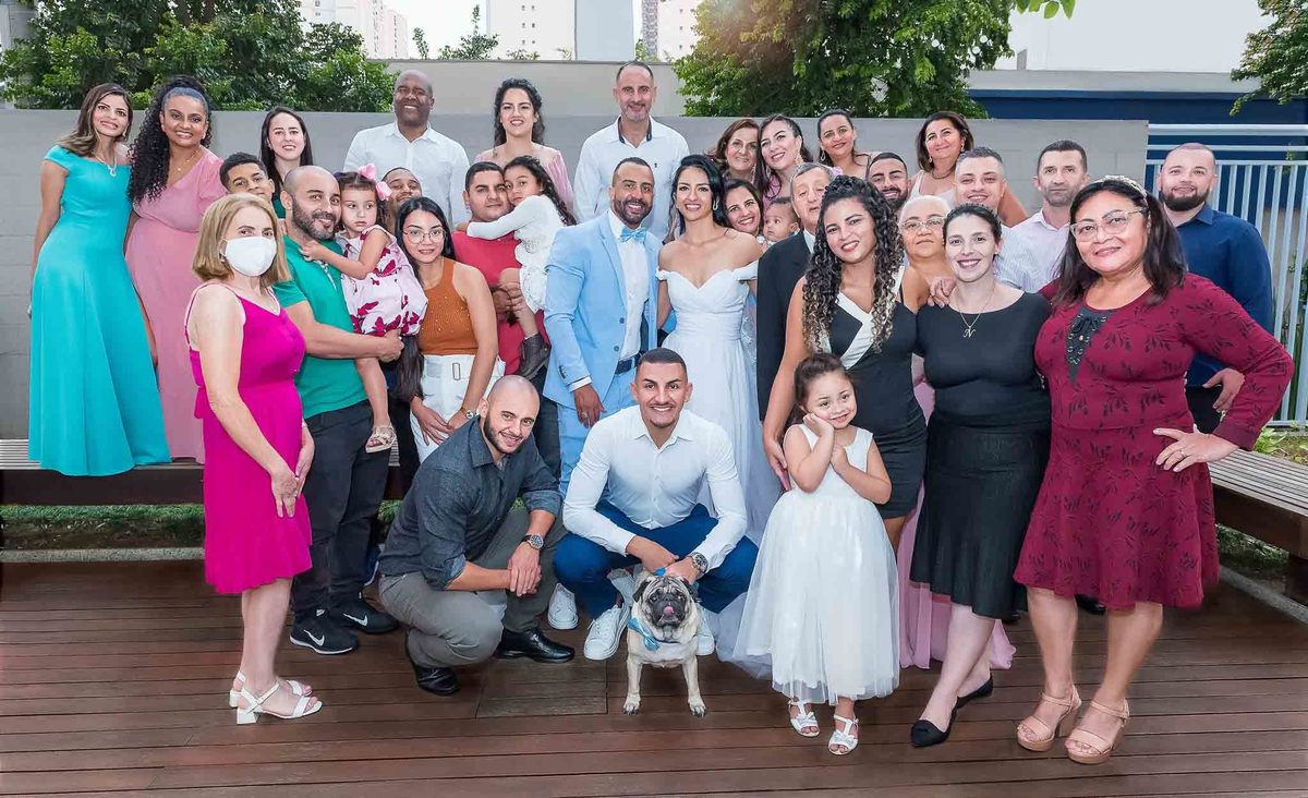 Cerimônia do casamento com a Débora e o Felipe sorrindo muito com todos os convidados no casamento no Brás, São Paulo