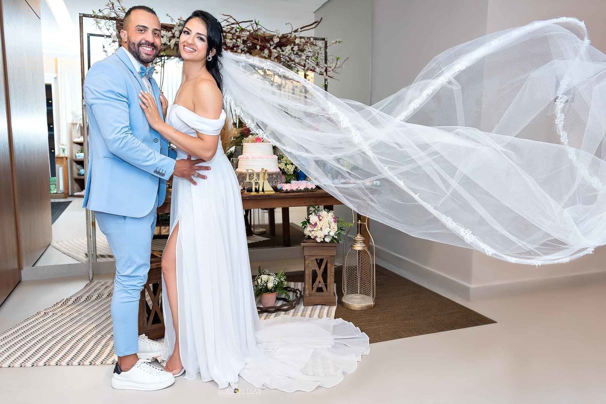 Cerimônia do casamento com a Débora e o Felipe sorrindo de frente com o vestido voando casamento no Brás, São Paulo