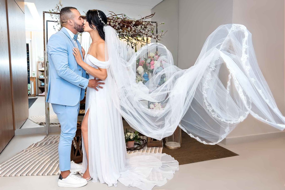 Cerimônia do casamento com a Débora e o Felipe se beijando com o vestido voando casamento no Brás, São Paulo