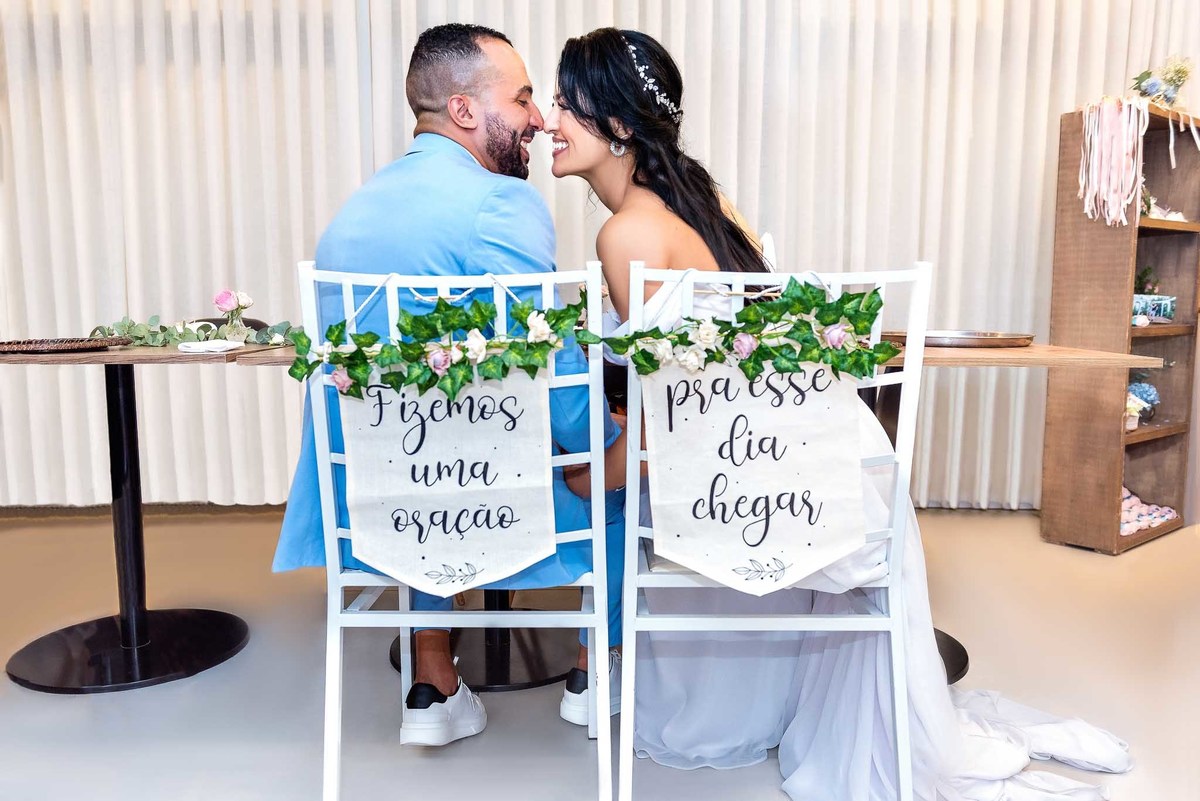 Cerimônia do casamento com a Débora e o Felipe se olhando sentados com decoração personalizada casamento no Brás, São Paulo