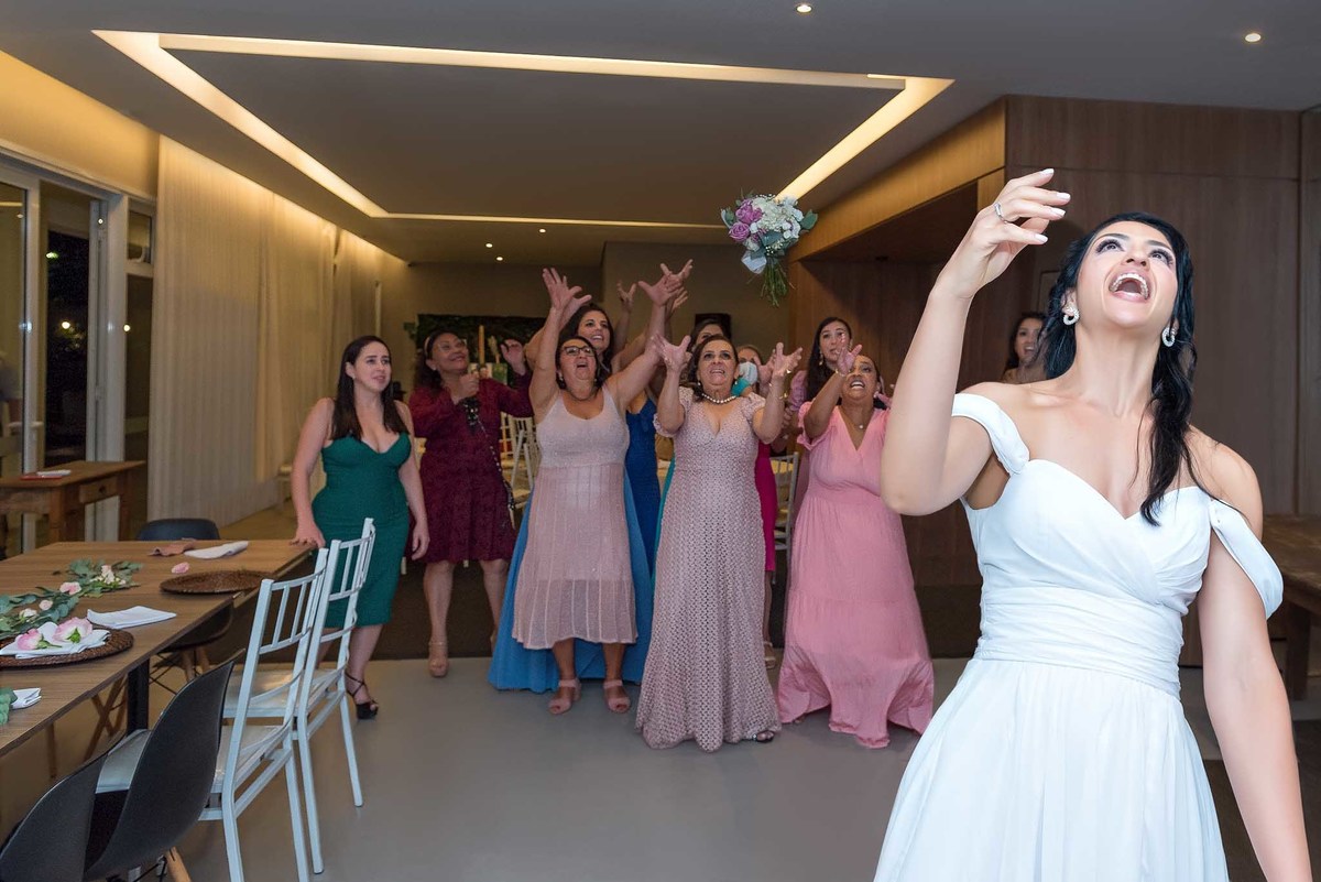 Cerimônia do casamento com a Débora jogando o buquê casamento no Brás, São Paulo