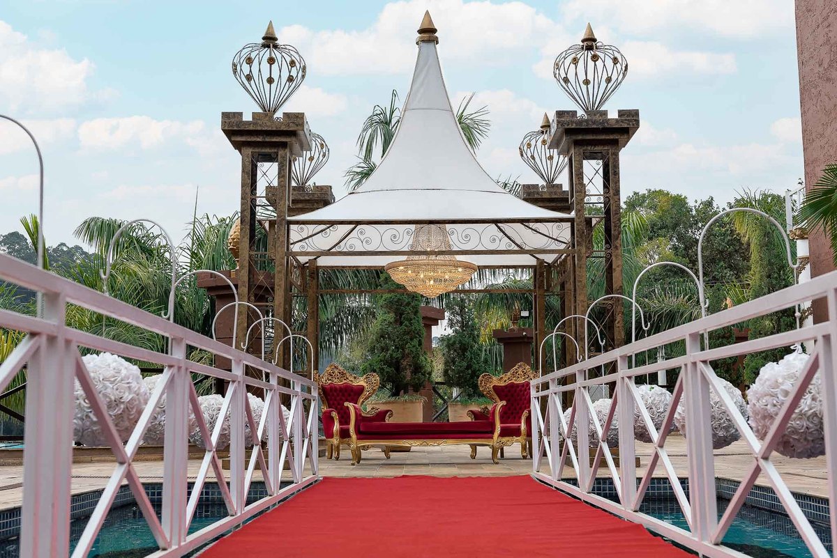 Vista externa do Marilias Buffet, com um gazebo decorado e um tapete vermelho estendido, preparando-se para a entrada da debutante Jamile