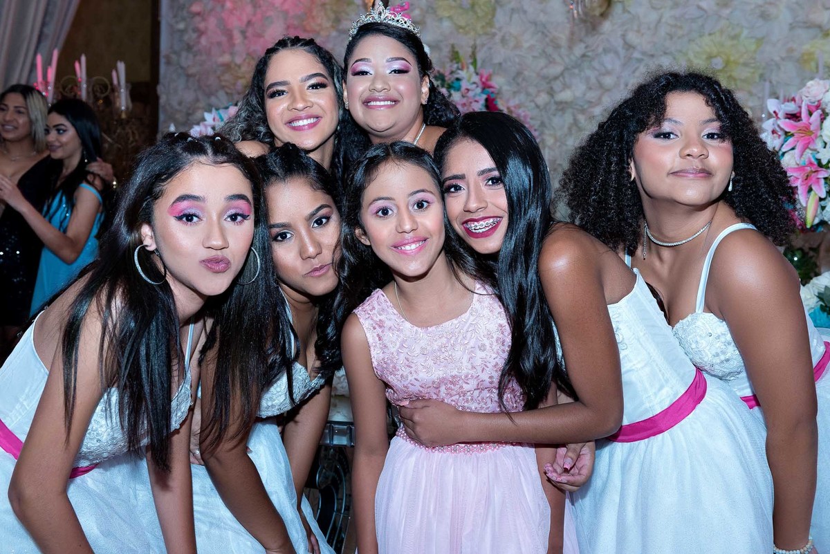 Jamile e um grupo de amigas, todas sorrindo e olhando para a câmera, mostrando a alegria e união do grupo