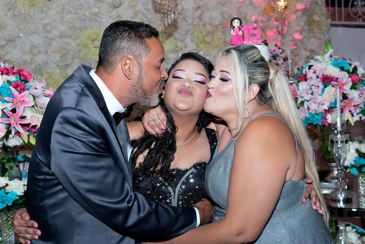 Jamile com sua mãe e seu pai em um momento emocionante com os dois se olhando carinhosamente