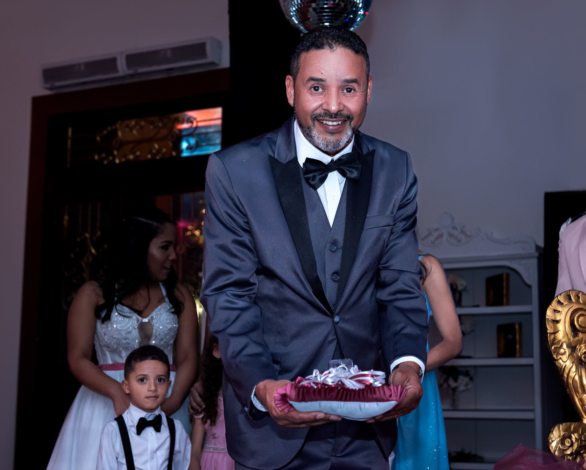 Pai da Jamile levando as jóias para presentear