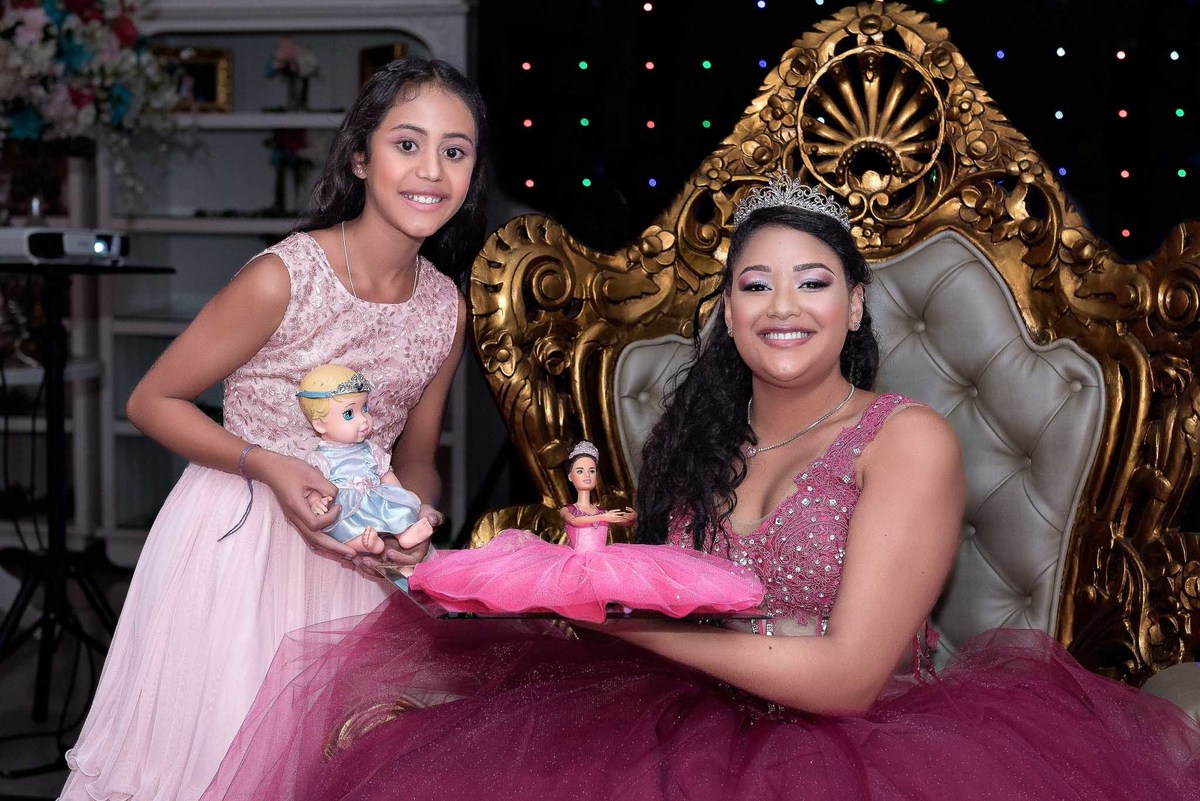 Jamile dando a boneca para a sua convidada