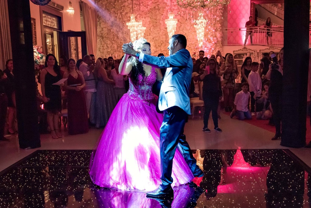 Pai da Jamile dançando a valsa com o pai