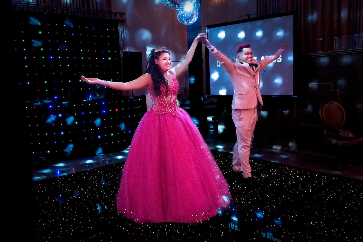 Pai da Jamile dançando a valsa com o príncipe