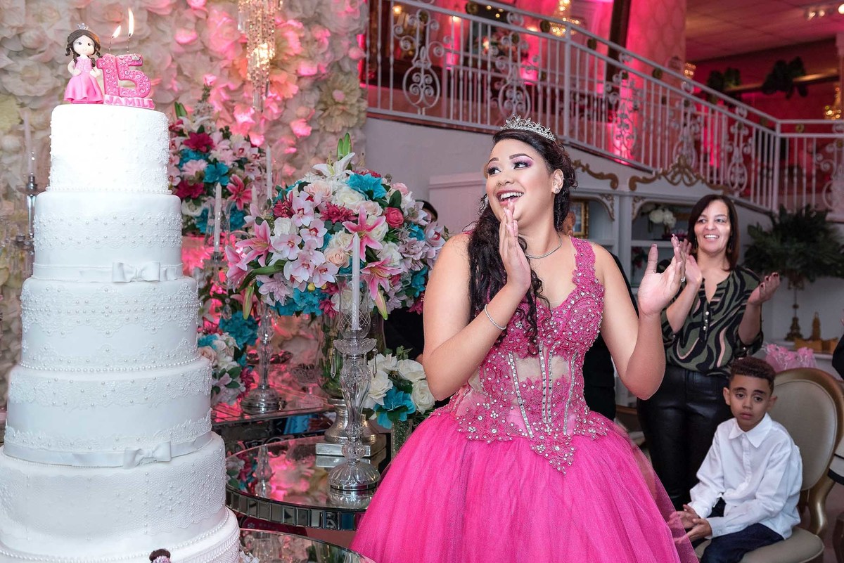 Jamile cantando parabéns e se emocionando