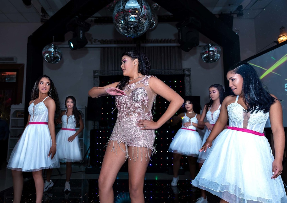 Jamile e amigas dançando