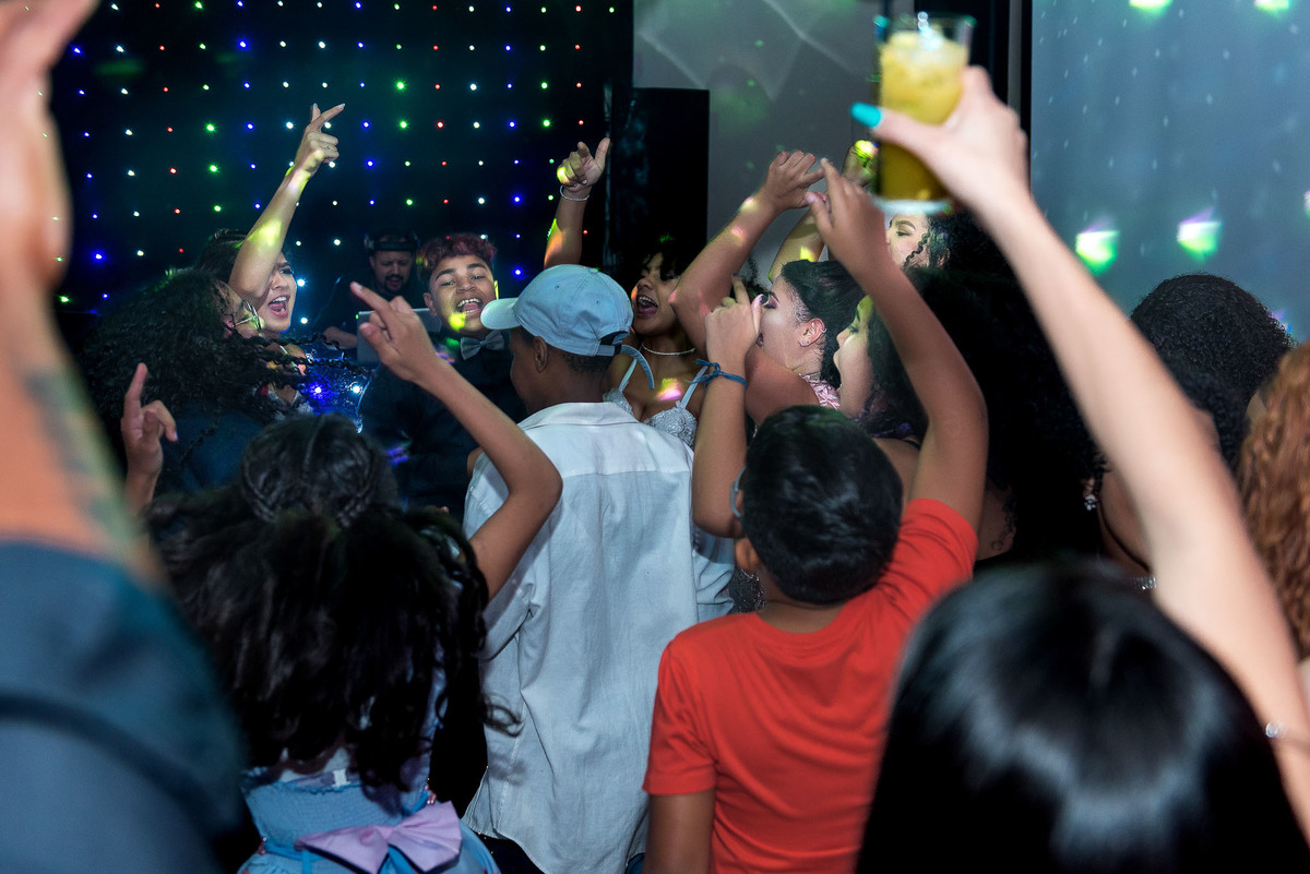 Convidados e amgos se divertindo e bebendo 