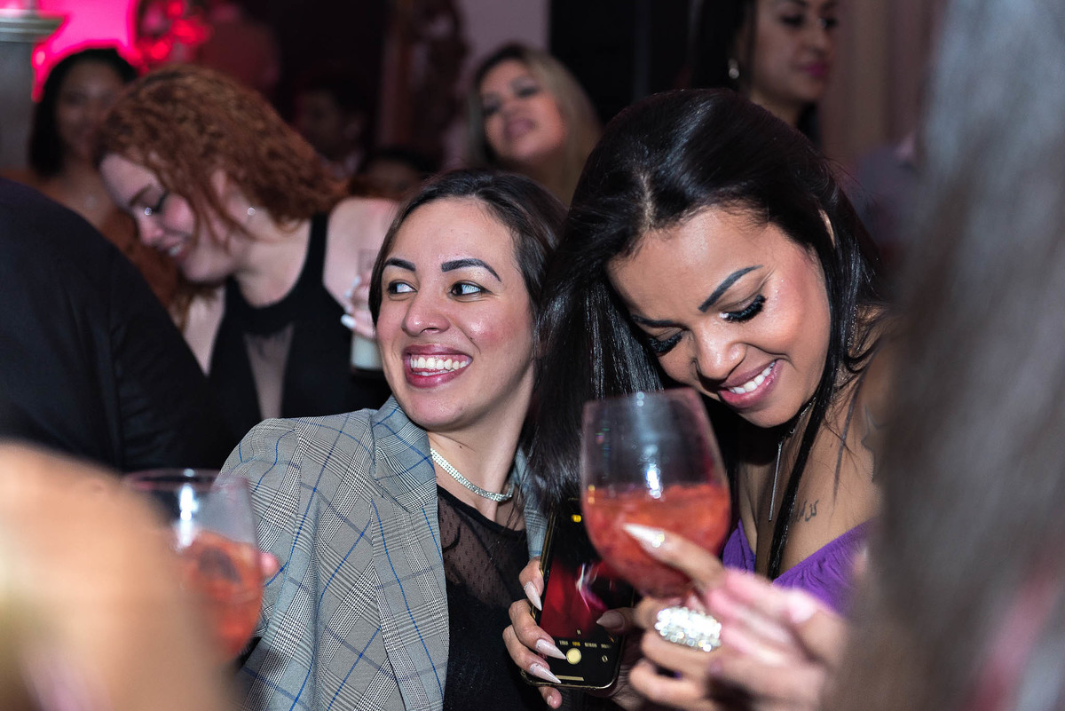 Convidadas se divertindo e bebendo 