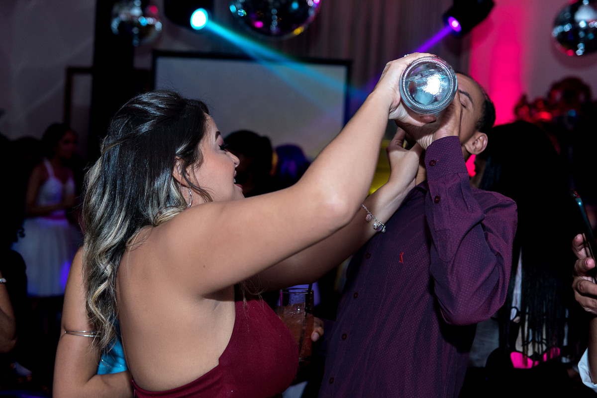 Convidados se divertindo e bebendo com a garrafa