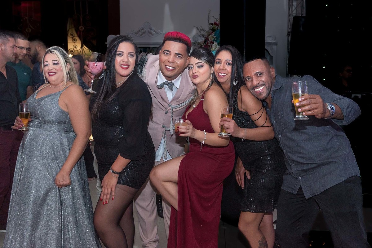 Príncipe e amigos se divertindo