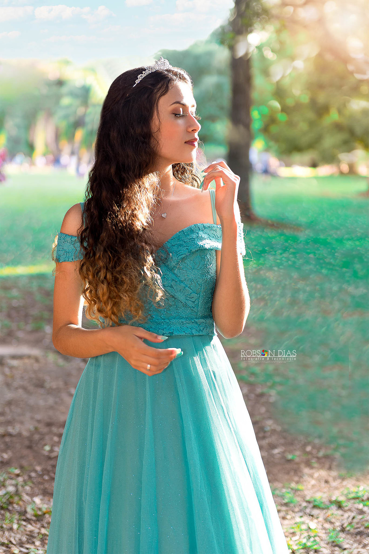 Brunna debutante em pose elegante com vestido turquesa no ensaio de 15 anos no Parque do Ibirapuera, São Paulo, por Robson Dias Fotografia.