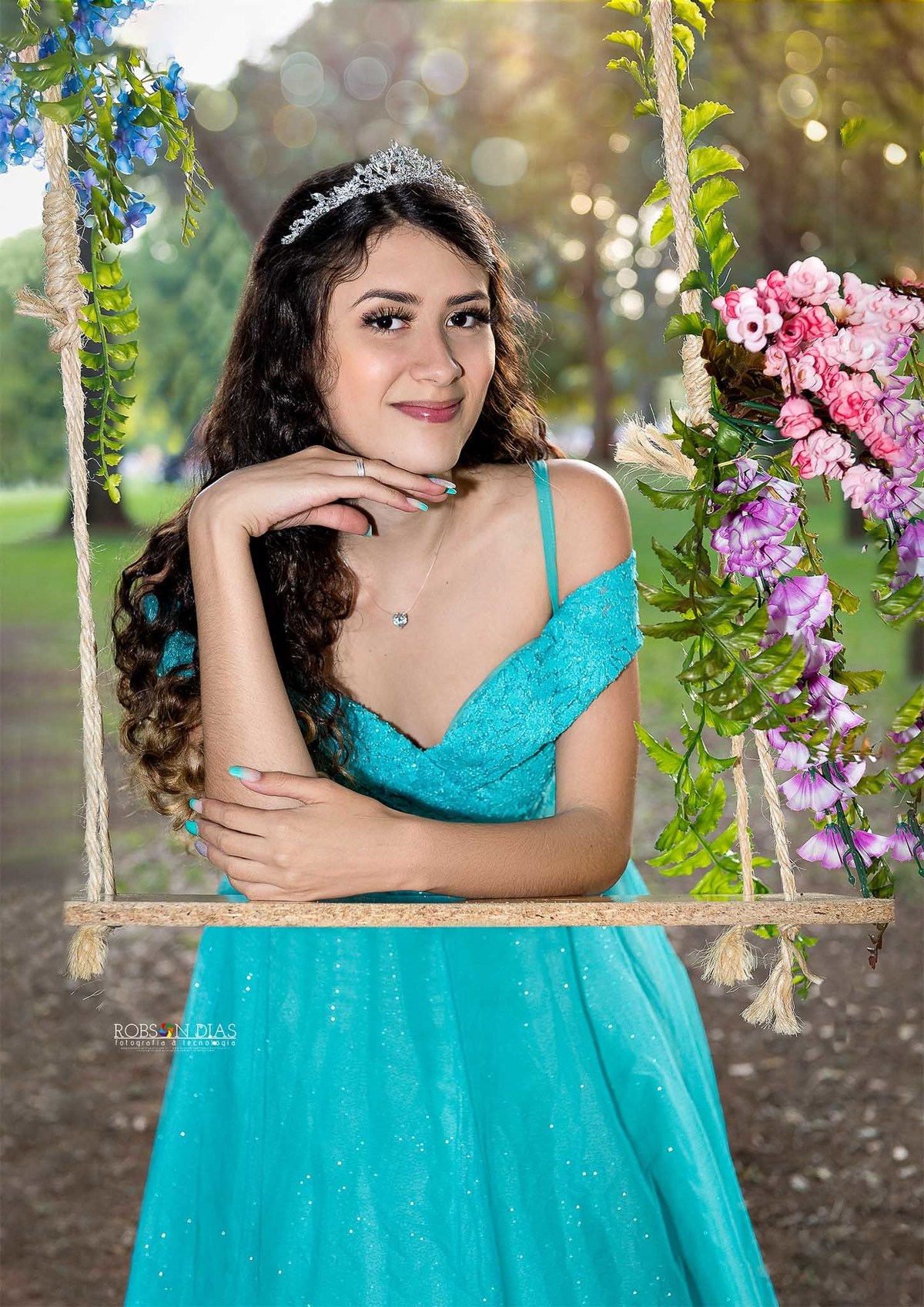 Ensaio fotográfico de 15 anos da Brunna no balanço decorado com flores no Ibirapuera, São Paulo.