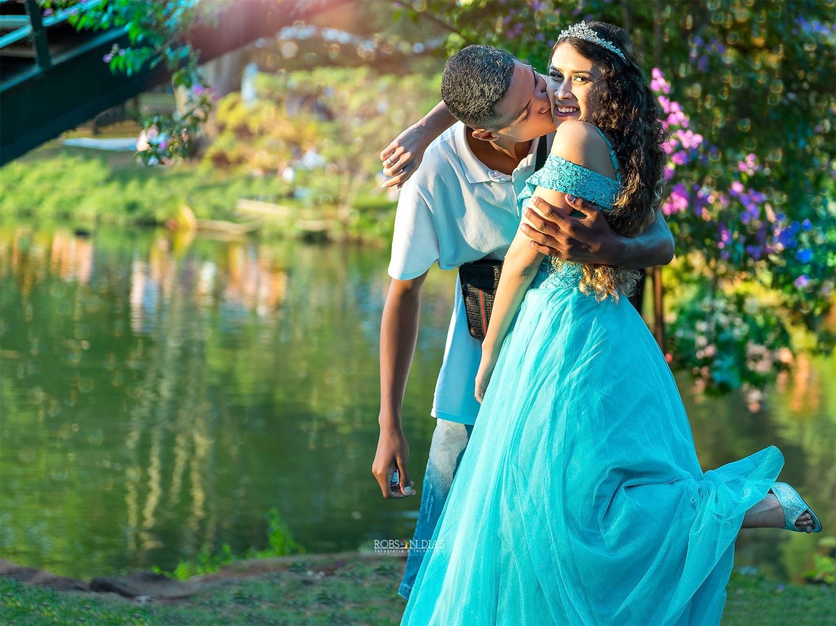 Ensaio de 15 anos da Brunna com vista para o lago no Parque do Ibirapuera ao pôr do sol, São Paulo.