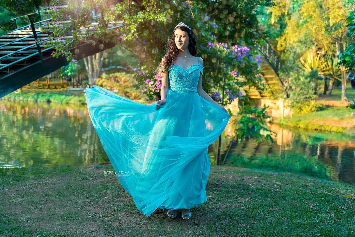 Debutante Brunna pulando com vestido esvoaçante em ensaio de 15 anos dinâmico no Parque do Ibirapuera, SP.