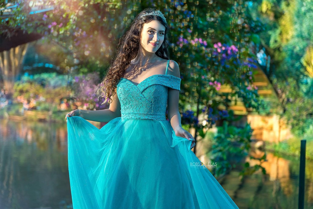 Brunna debutante em pose graciosa no ensaio de 15 anos com pôr do sol no Parque do Ibirapuera, São Paulo.