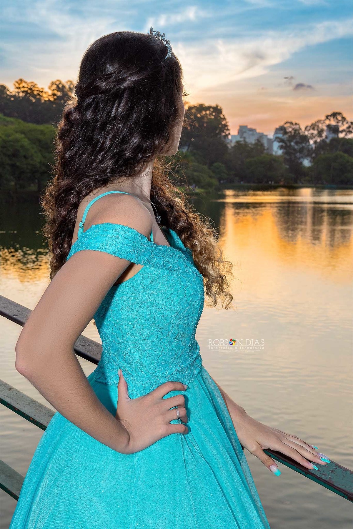 Ensaio de 15 anos da Brunna assistindo o pôr-do-sol no Parque do Ibirapuera, São Paulo, por Robson Dias Fotografia.