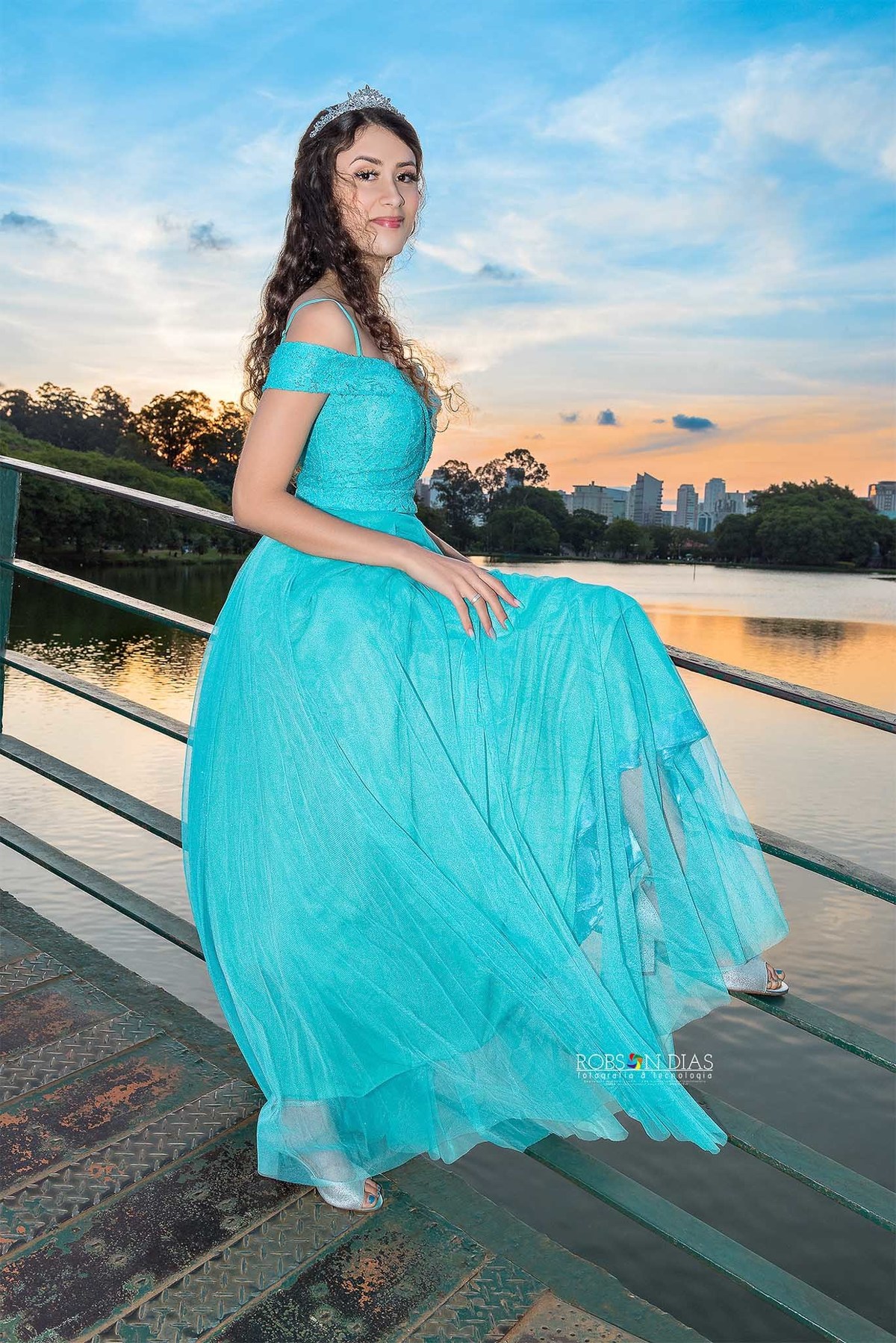 Ensaio de 15 anos da Brunna assistindo o pôr-do-sol na escada no Parque do Ibirapuera, São Paulo, por Robson Dias Fotografia.