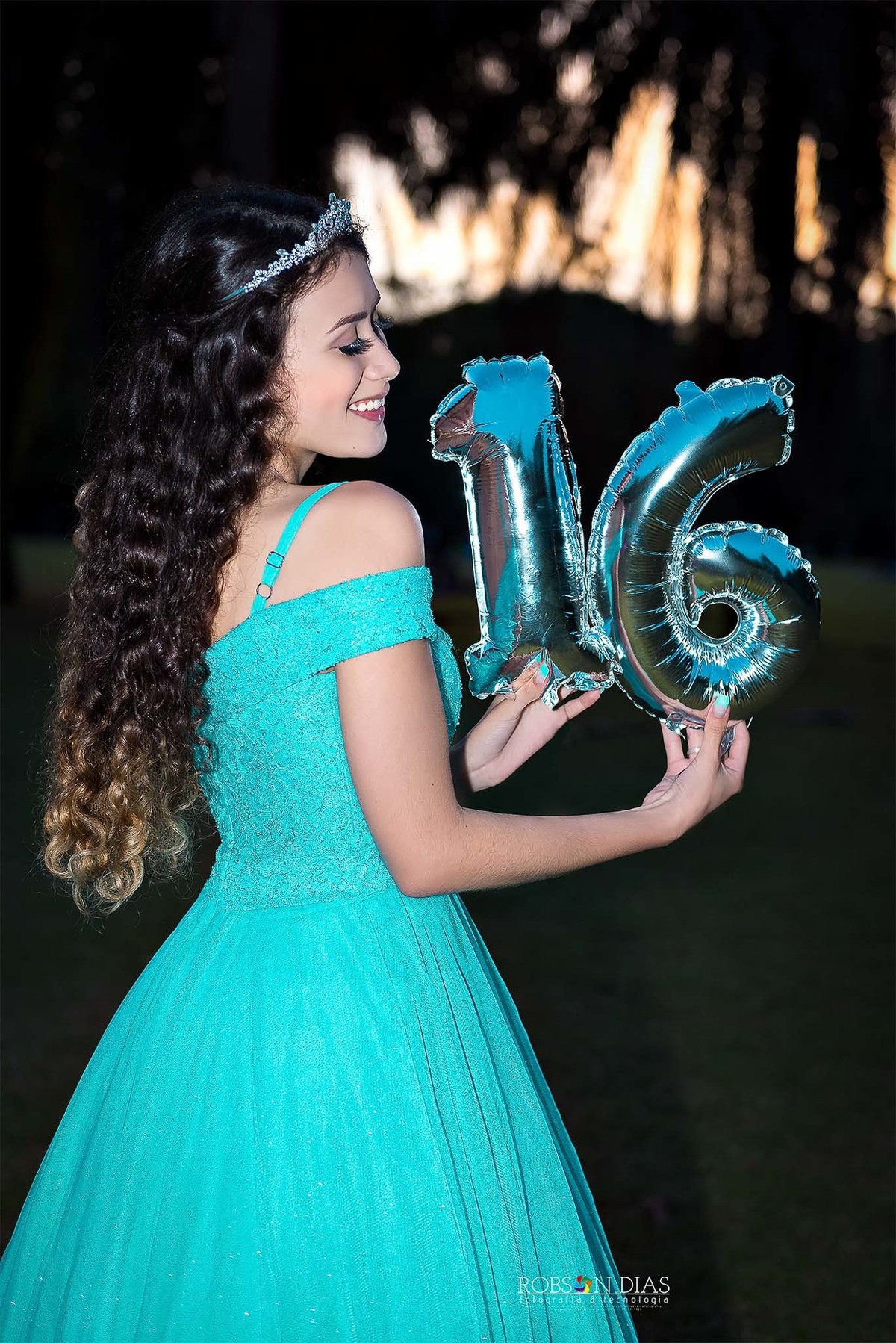 Ensaio de 15 anos da Brunna segurando balão de número 16 no Parque do Ibirapuera, São Paulo, por Robson Dias Fotografia.